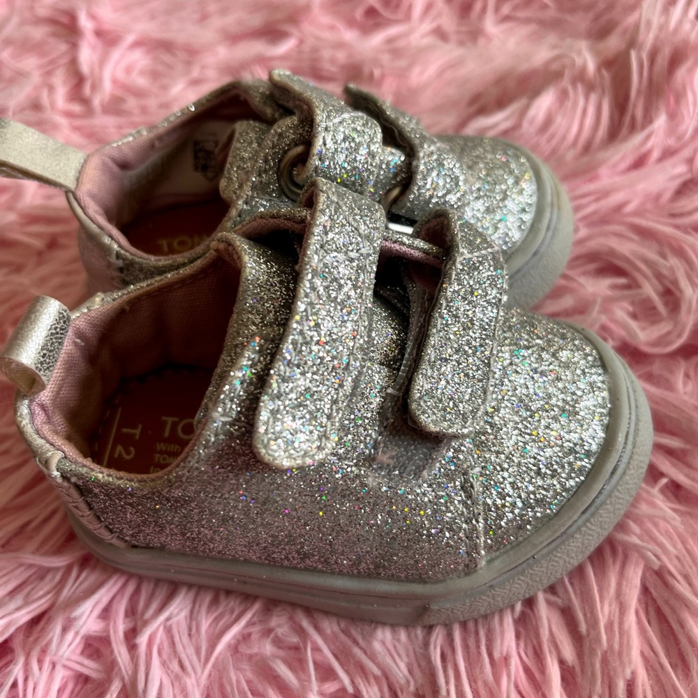 TOMS Kids' Cordones SILVER GLITTER Double Strap Sneaker
(Used only for pictures)